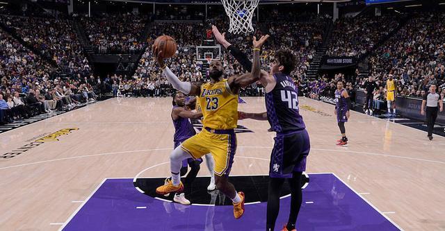 九游官网入口-詹姆斯：我们今晚防得还不错 但对手进了很多三分